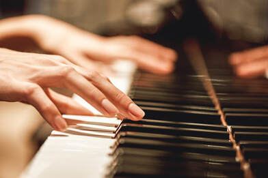 Picture of the hands of a woman playing the piano